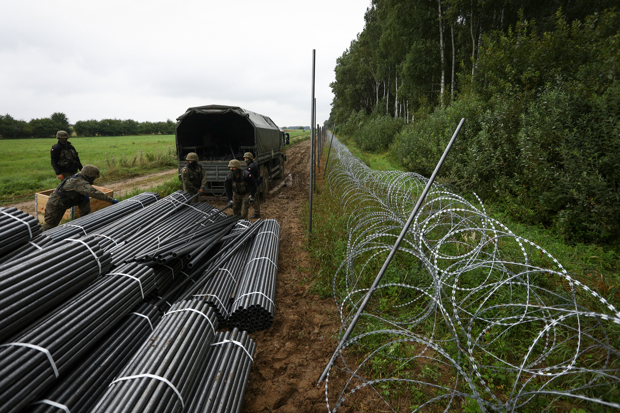 August 2021: Polnische Soldaten arbeiten am Grenzzaun zu Belarus (Bild: Jaap Arriens/AFP)