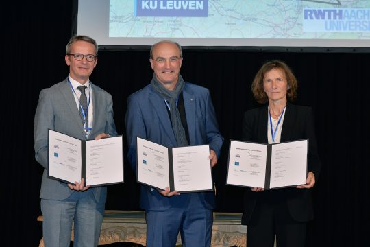 Prof. Luc Sels, Rektor der KU Leuven, Prof. Ulrich Rüdiger, Rektor der RWTH Aachen und Prof. Silvia Lenaerts, Rektorin der TU Eindhoven (v.l.) unterzeichneten die Verträge im Rahmen der Eröffnung der Aachener RWTH KI-Woche (Foto: Andreas Schmitter)