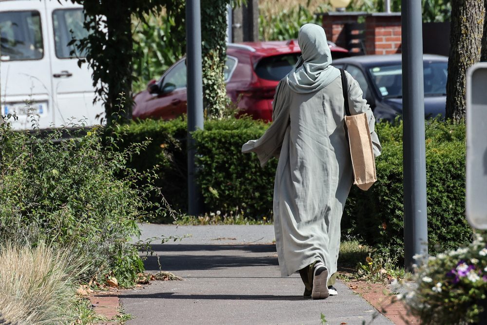 Eine Frau in Lille, die eine Abaya trägt