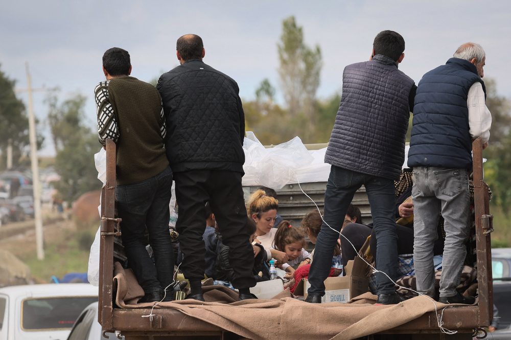 Flüchtlinge aus Berg-Karabach auf dem Weg nach Armenien (Bild: Alain Jocard/AFP)