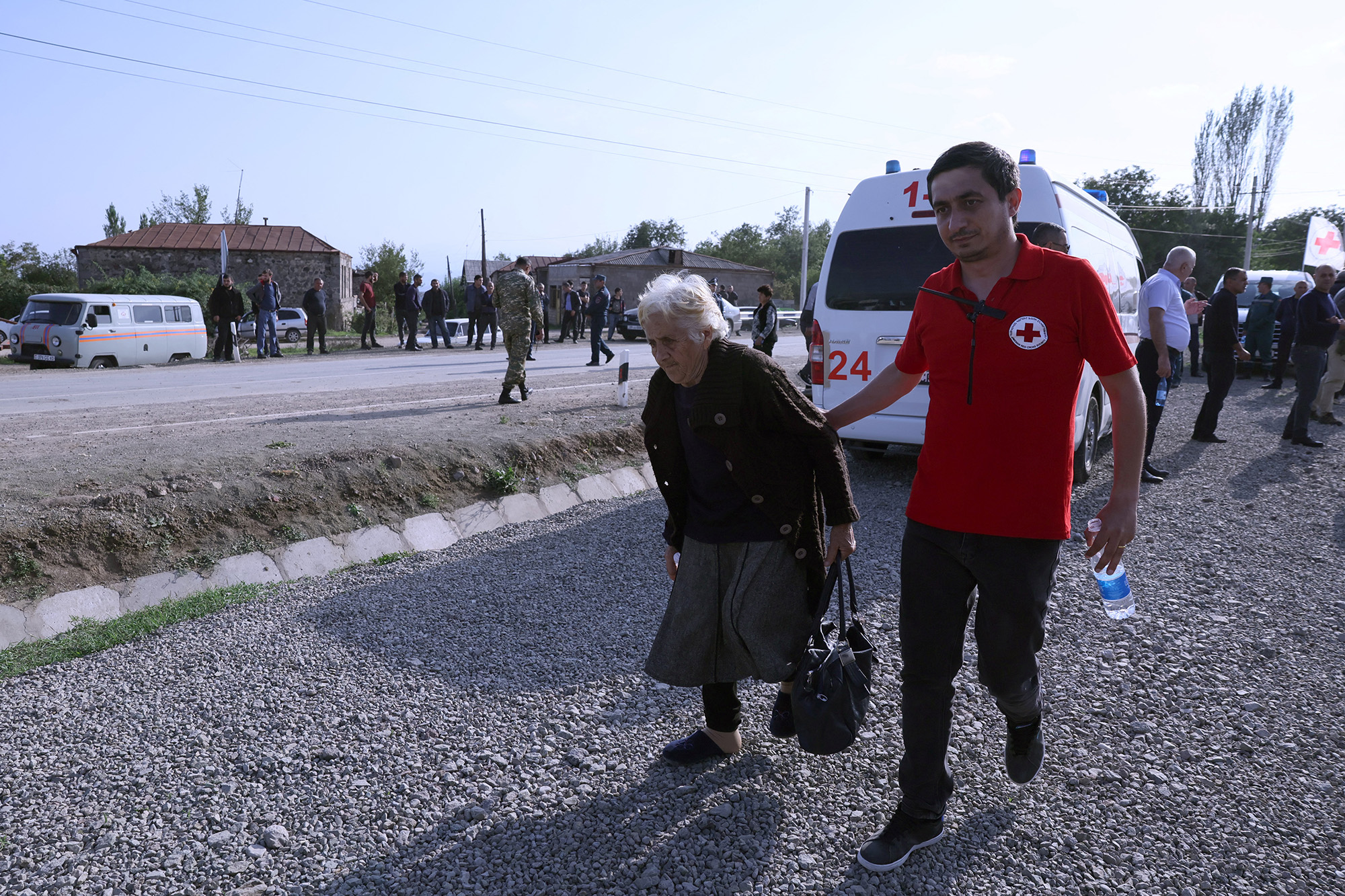 Erste Flüchtlinge aus Berg-Karabach erreichen Armenien (Bild: Alain Jocard/AFP)