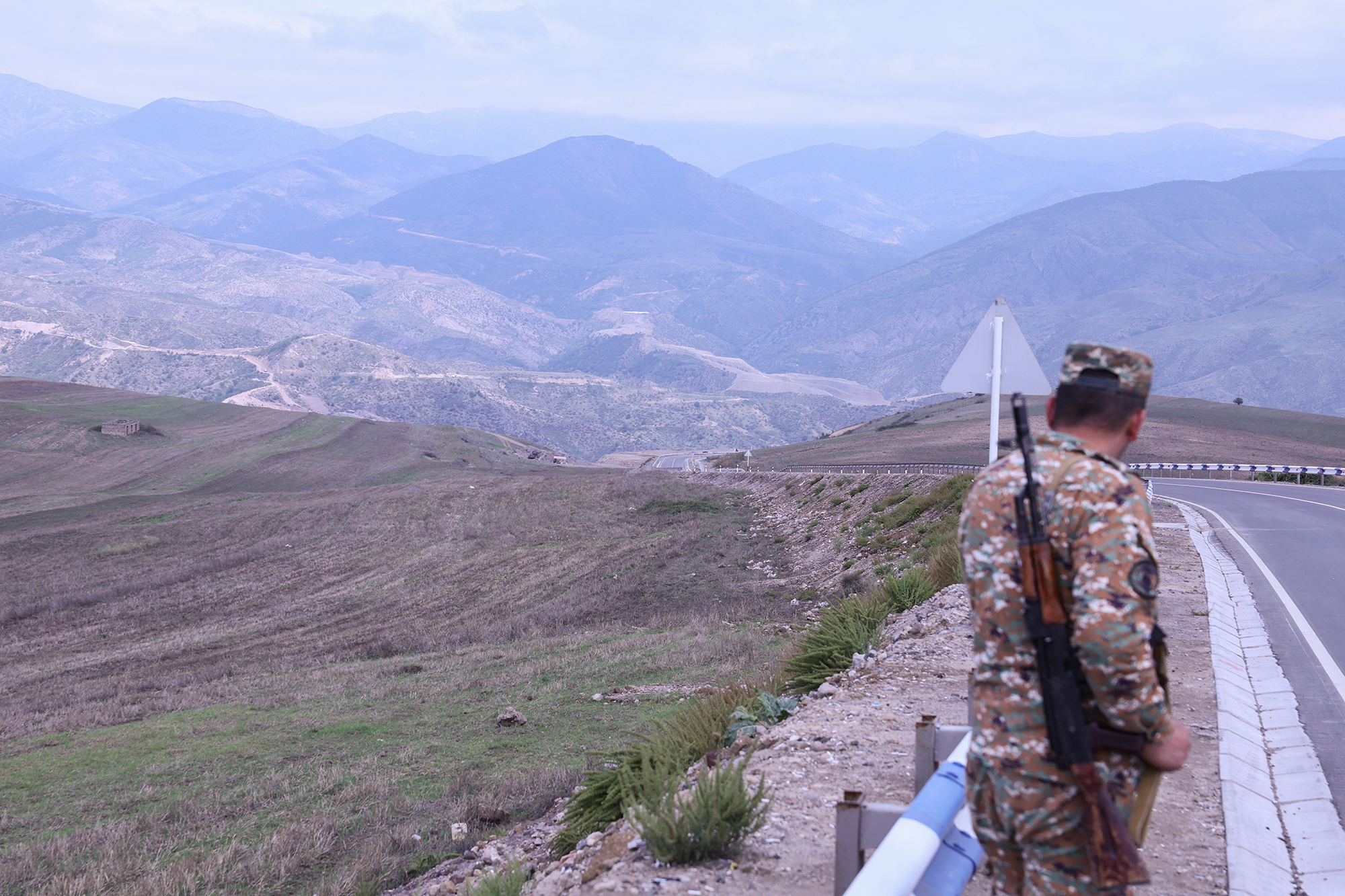 Armenischer Soldat nahe der Grenze zu Aserbaidschan (Bild: Alain Jocard/AFP)
