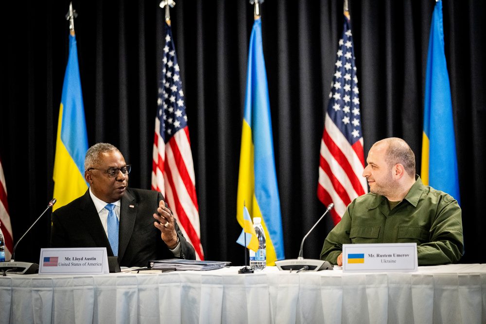 US-Verteidigungsminister Lloyd Austin (l.) und der ukrainische Verteidigungsminister Rustem Umerow beim Treffen der Ukraine-Kontaktgruppe im rheinland-pfälzischen Ramstein (Bild: Ida Marie Odgaard/Ritzau Scanpix/AFP)