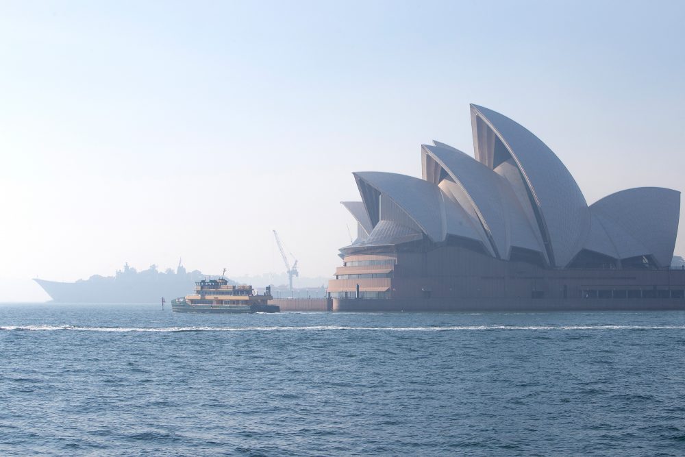 Rauchiger Dunst über dem Hafen von Sydney, nachdem ein Ring kontrollierter Brände am Rande der Stadt in Vorbereitung auf die bevorstehende Buschfeuersaison abgebrannt wurde (Bild: Steve Christo/AFP)