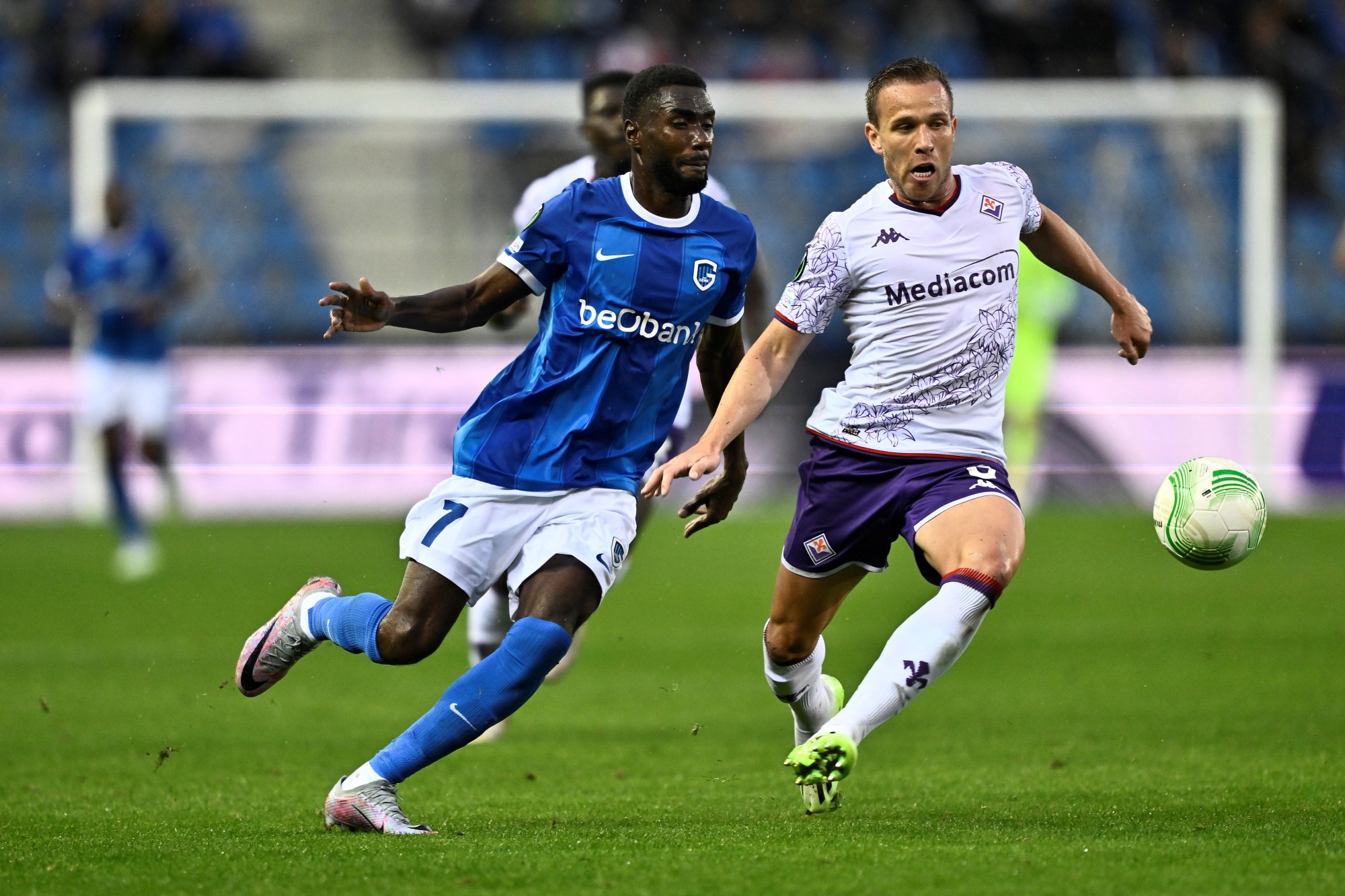 Genk's Alieu Fadera and Fiorentina's Arthur fight for the ball during a soccer game between Belgian KRC Genk and Italian ACF Fiorentina, on day 1 of the group phase of the UEFA Conference League competition, in group F, on Thursday 21 September 2023 in Genk. BELGA PHOTO JOHAN EYCKENS