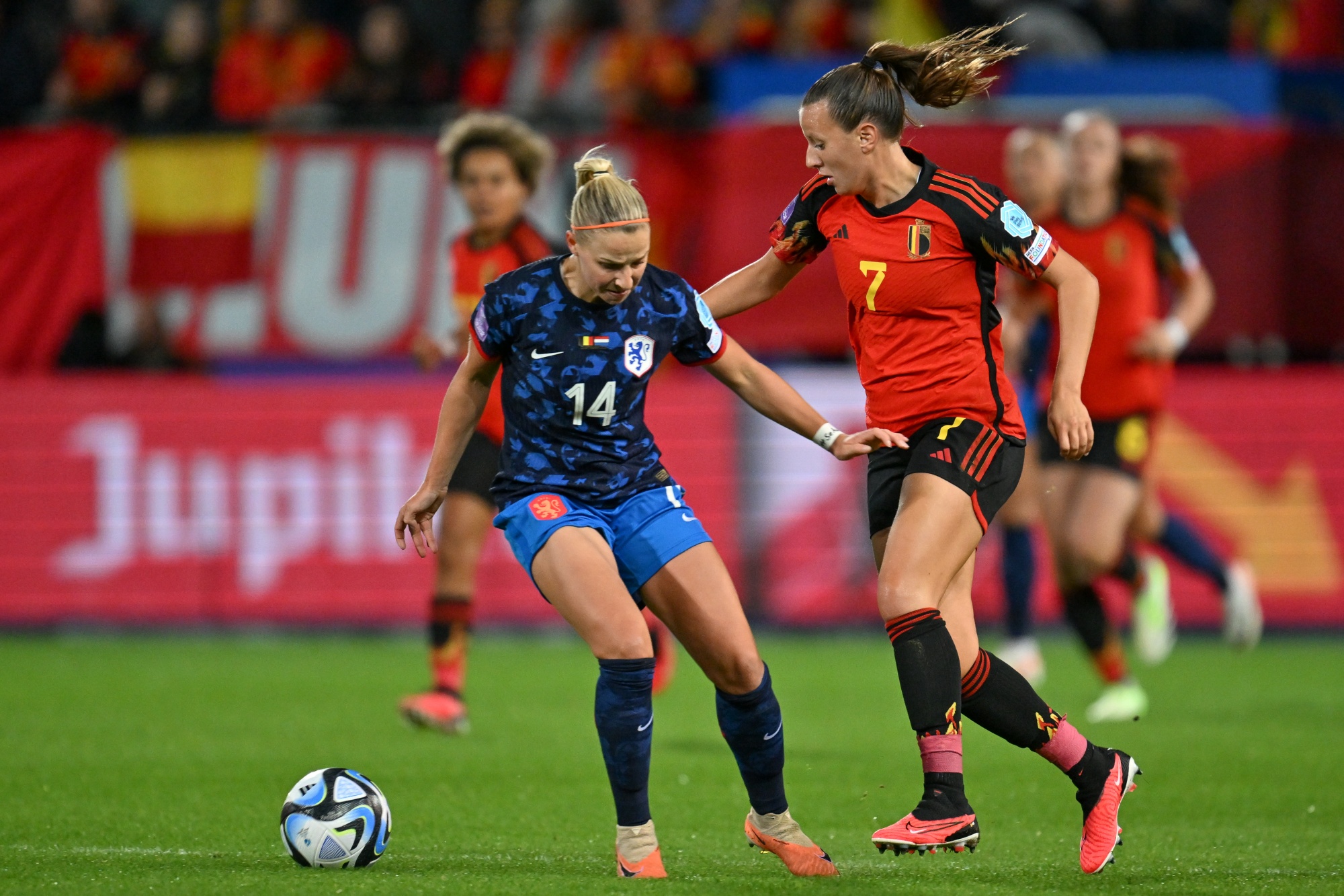 Dutch Jackie Groenen and Belgium's Hannah Eurlings fight for the ball during a match between Belgium's national women's team the Red Flames and The Netherlands, game 1/6 in the 2023¿24 UEFA Women's Nations League competition, on Friday 22 September 2023, in Heverlee. BELGA PHOTO DAVID CATRY