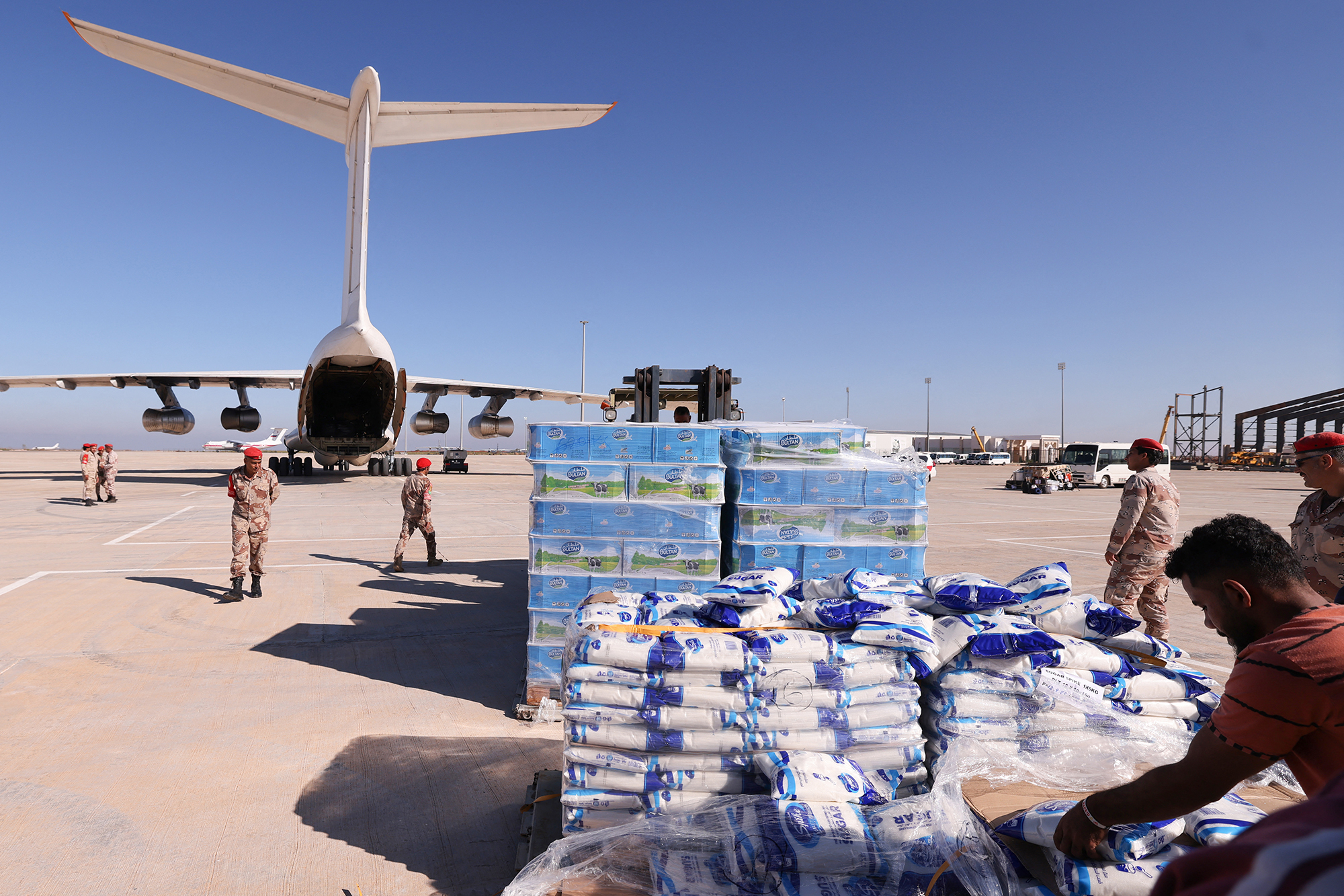 Medizinische Hilfsgüter am Flughafen von Bengasi eingetroffen (Bild: Karim Sahib/Belga)