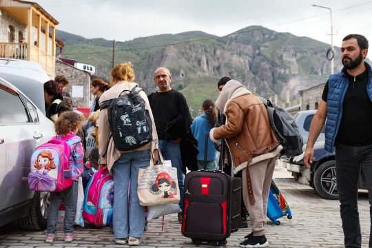 Flüchtlinge aus Berg-Karabach am Registrierungszentrum des Roten Kreuzes in der armenischen Stadt Goris (Bild: Alain Jocard/AFP)