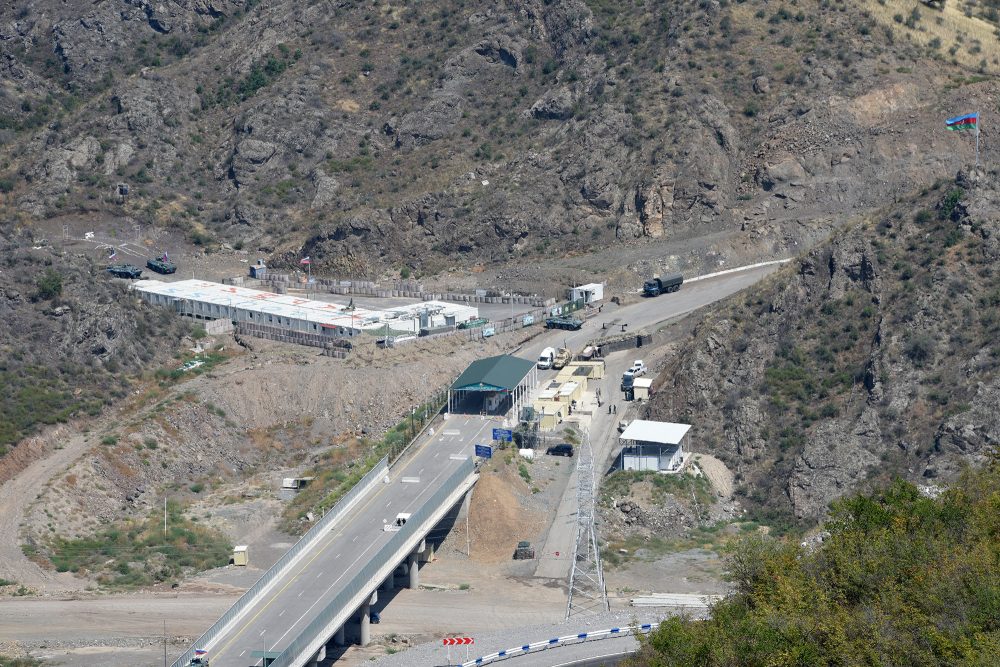 Aserbaidschanischer Kontrollpunkt am Eingang zum Lachin-Korridor in der Region Berg-Karabach (Archivbild: Karen Minasyan/AFP)