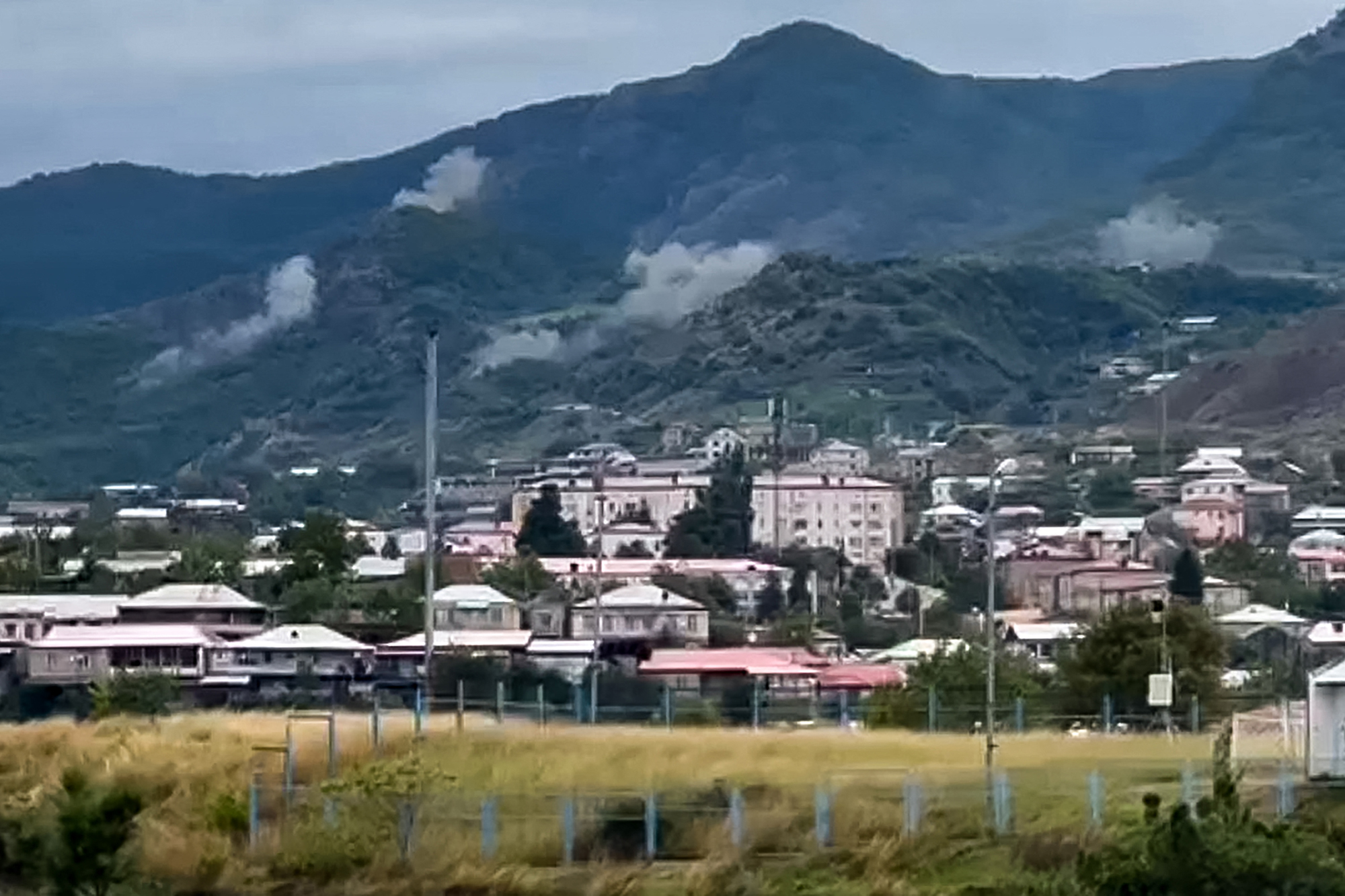 Rauch, der von Artillerieeinschlägen auf einer Bergkuppe außerhalb von Stepanakert, der Hauptstadt der armenisch besiedelten Separatistenregion innerhalb der aserbaidschanischen Grenzen, aufsteigt (Bild: Marut Vanyan/UGC/AFP)