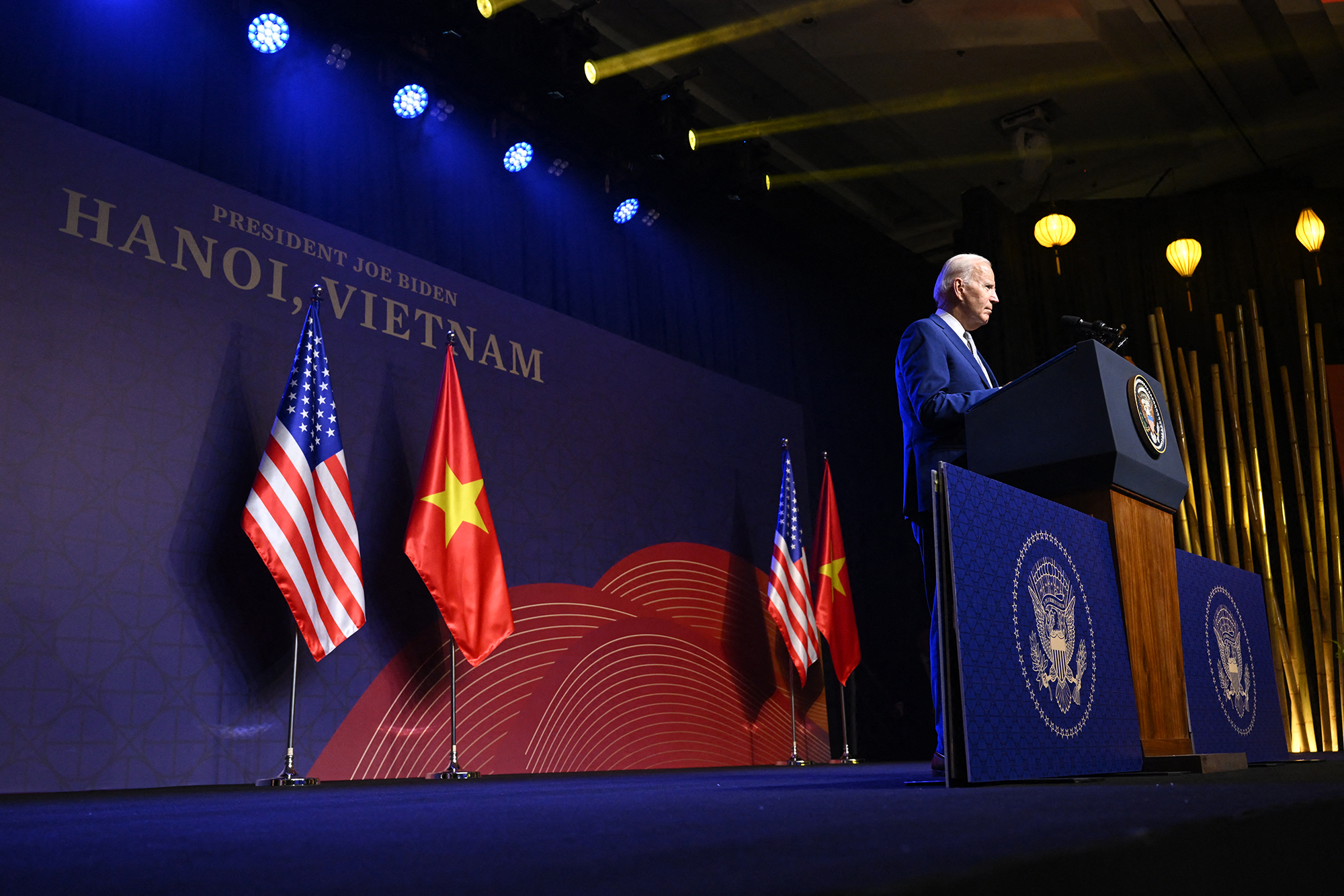 Joe Biden bei der Pressekonferenz in Hanoi (Bild: Saul Loeb/AFP)