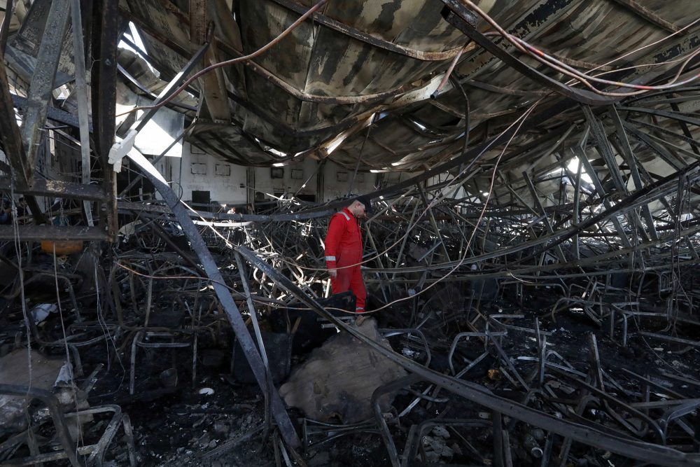 Veranstaltungshalle im Irak nach einem Brand (Bild: Safin Hamid/AFP)