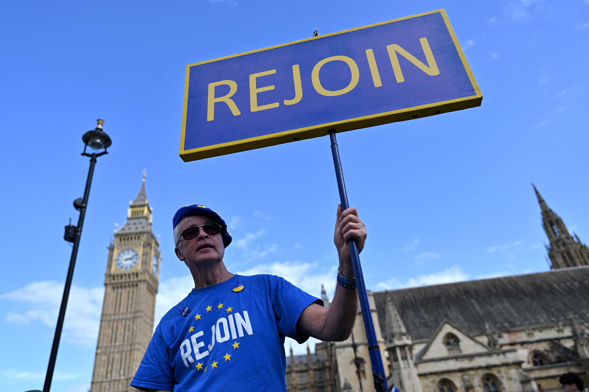 Tausende Briten demonstrieren für Rückkehr in die EU (Bild: Justin Tallis/AFP)