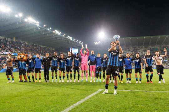 Die Spieler von Club Brügge freuen sich über den Erfolg gegen den RSC Charleroi (Bild: Kurt Desplenter/Belga)