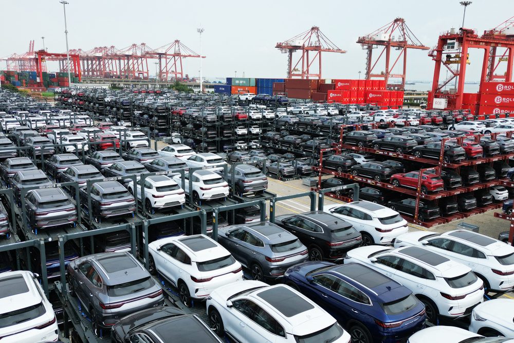 Elektroautos des chinesischen Herstellers BYD warten im internationalen Containerterminal im Hafen von Suzhou in Ostchina auf ihre Verladung