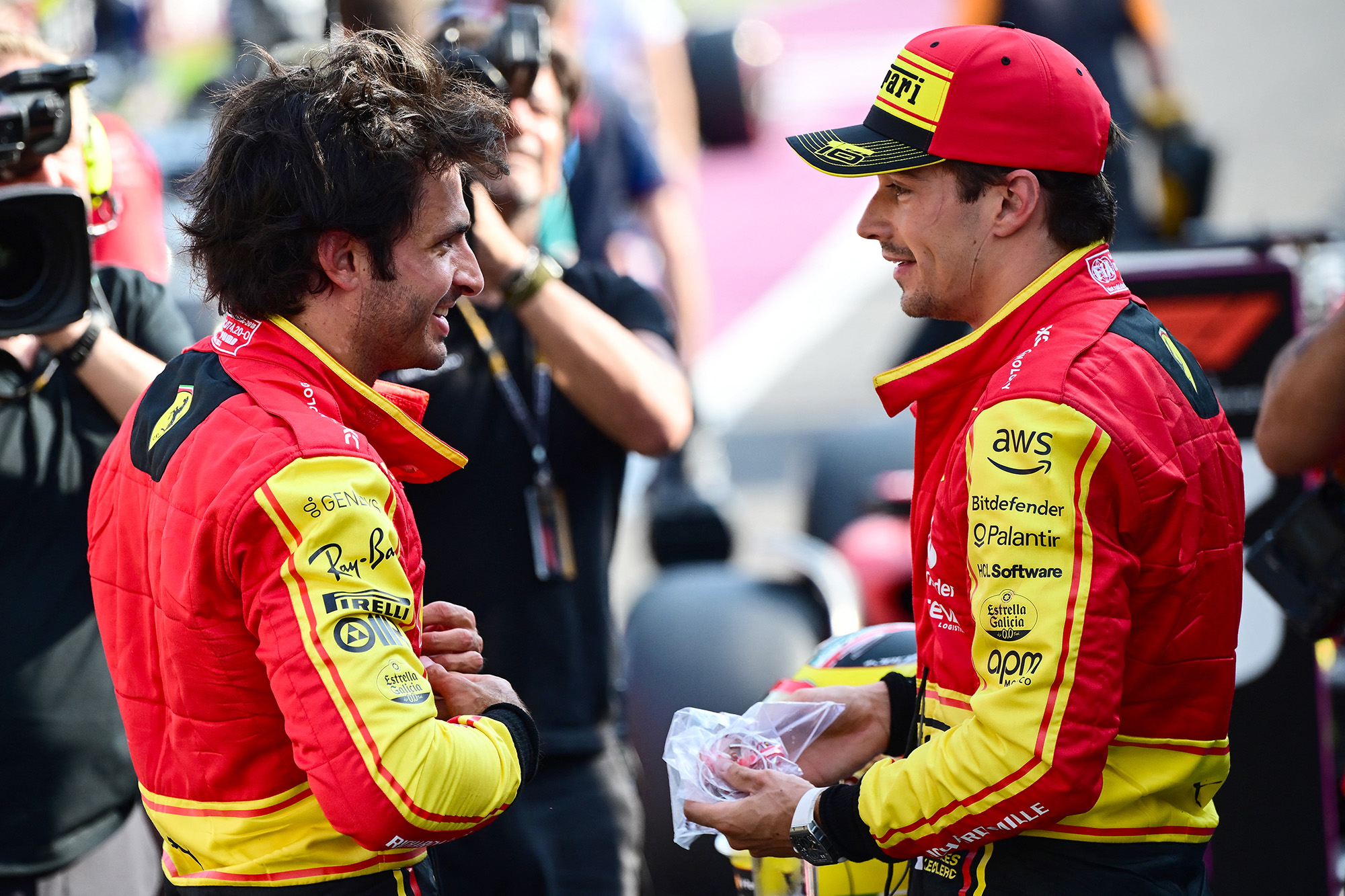 Carlos Sainz (l.) und Charles Leclerc (Bild: Marco Bertorello/AFP)