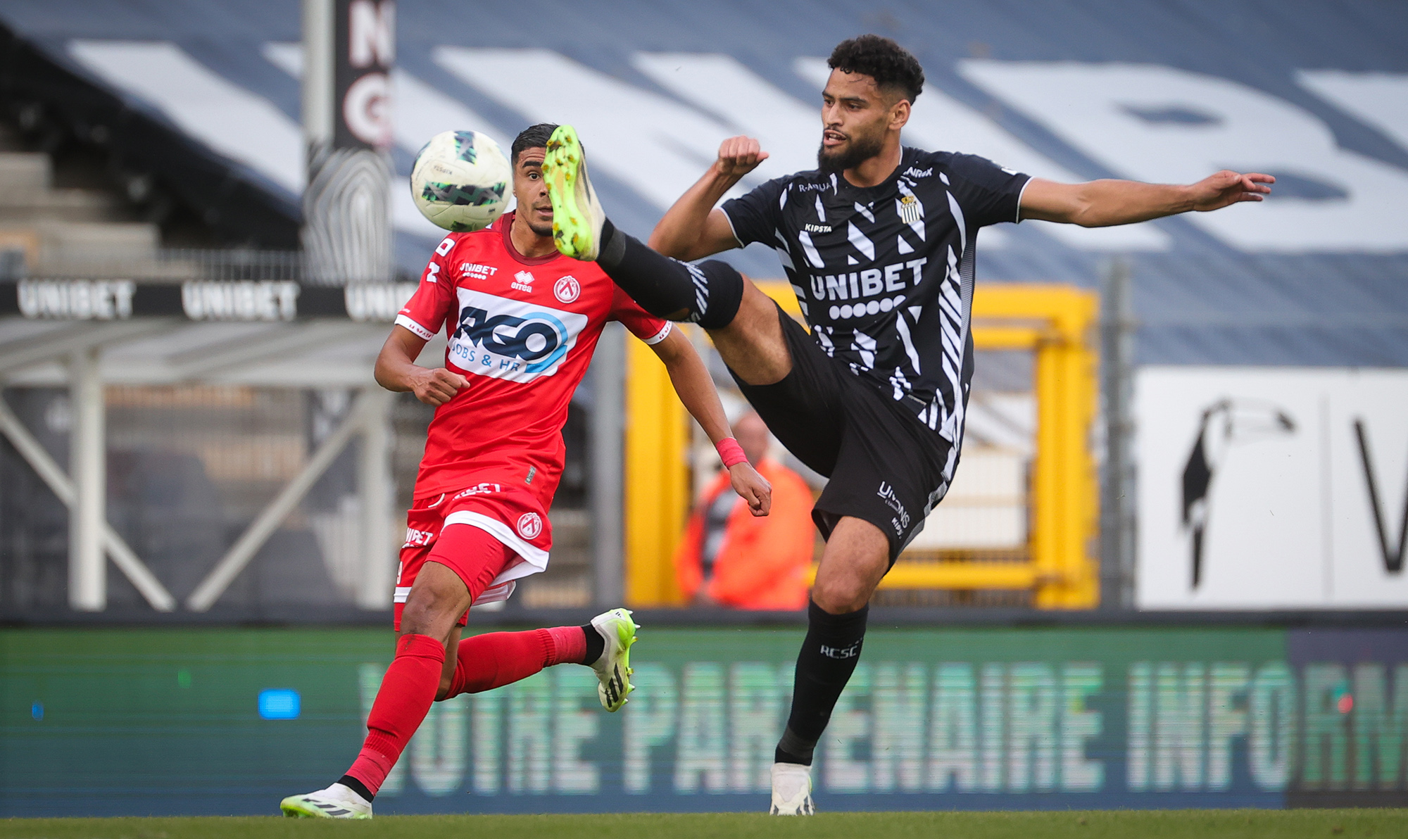 Charleroi holt sich den ersten Saisonsieg im Duell gegen den KV Kortrijk (Bild: Virginie Lefour/Belga)