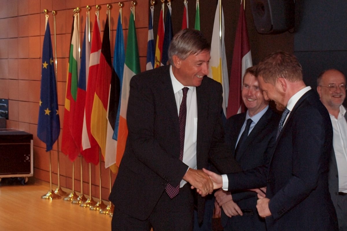 Flanderns Ministerpräsident Jan Jambon bei der Unterzeichnung in Brüssel (Bild: Boris Schmidt/BRF)