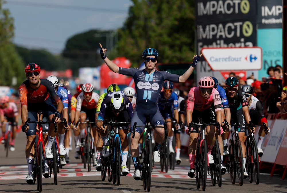 Alberto Dainese (Mitte) feiert den Sieg der 19. Vuelta-Etappe (Bild: Oscar Del Pozo/AFP)