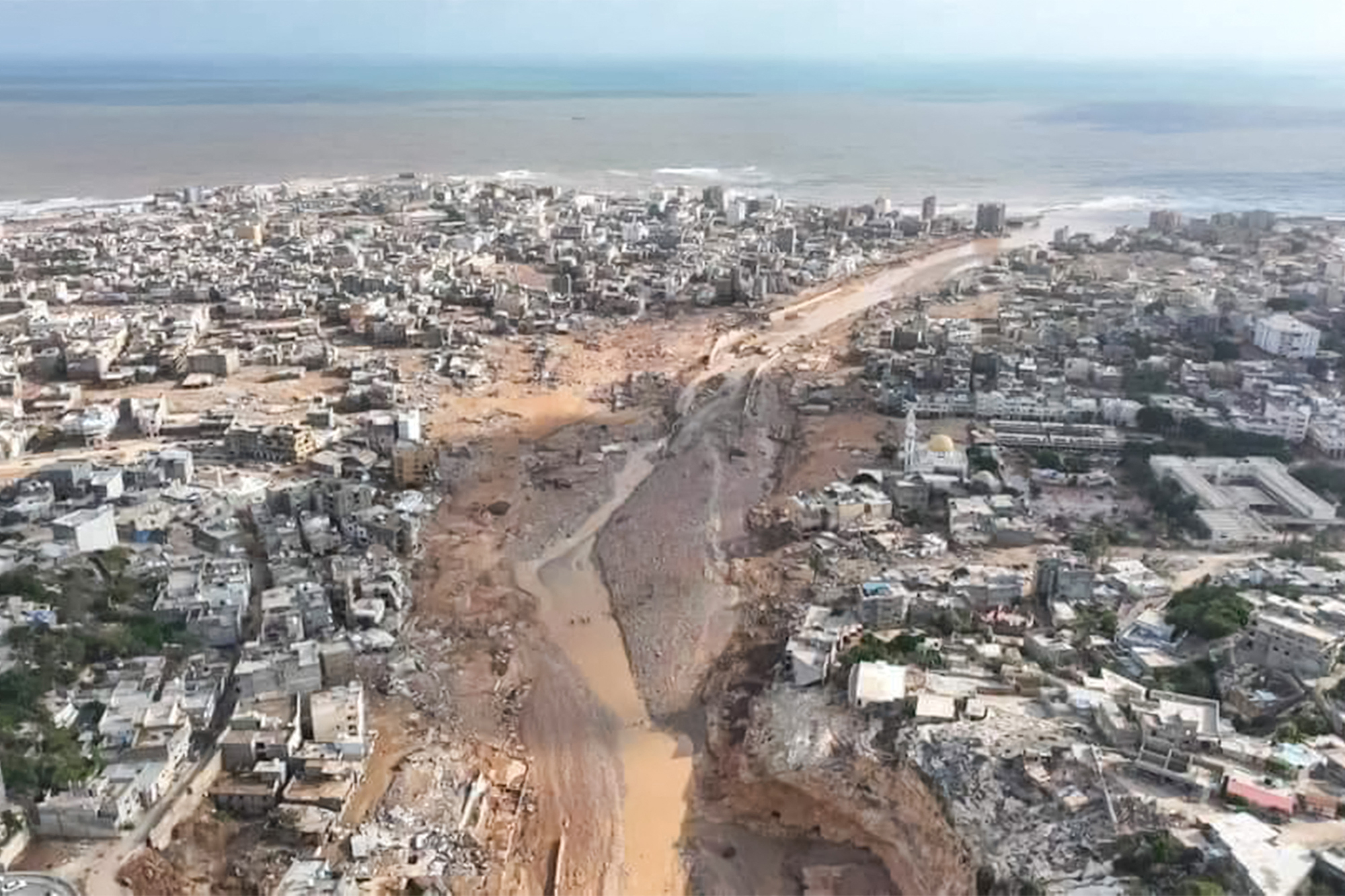 Überblick über die Zerstörung nach den Überschwemmungen in Libyens östlicher Stadt Darna (Bild: Libyan Red Descent/AFP)