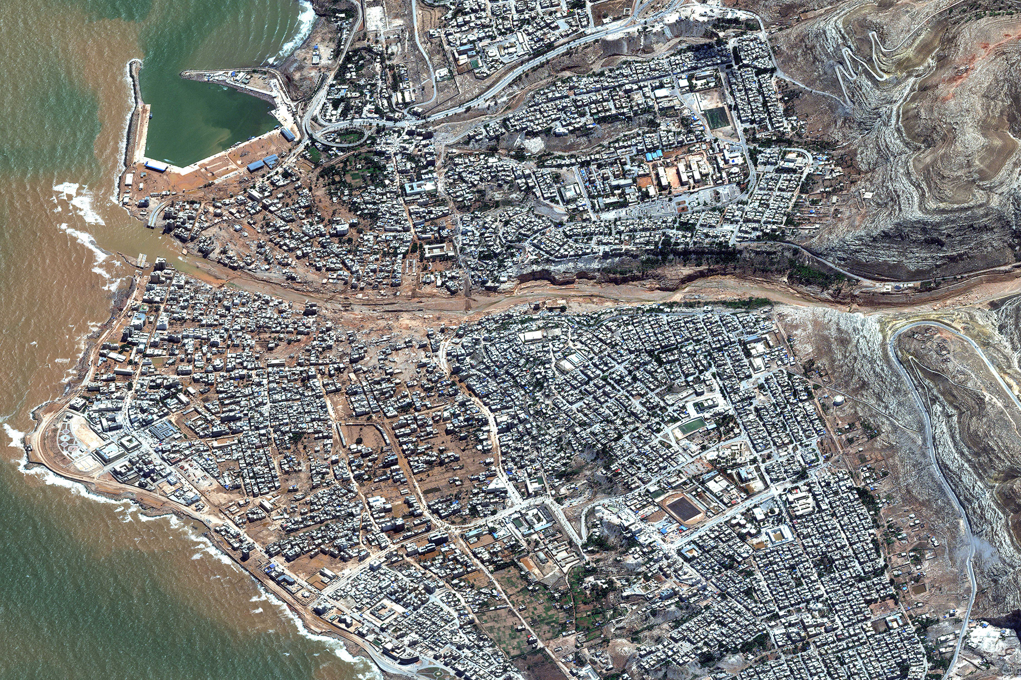 Luftansicht von der betroffenen Küstenstadt Darna (Bild: ©2023 Maxar Technologies / AFP)