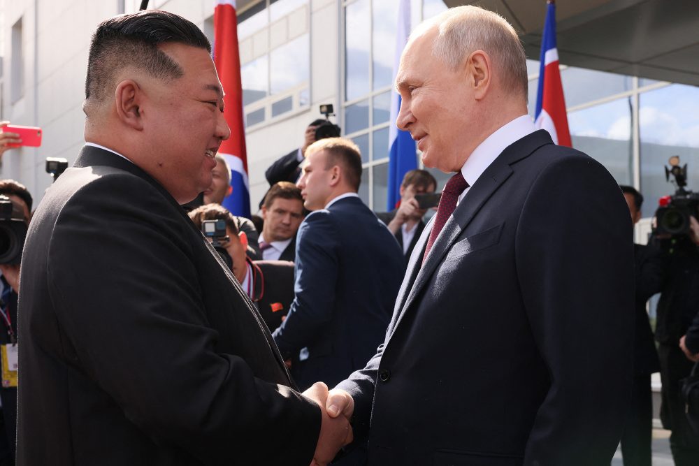 Russlands Präsident Wladimir Putin (re.) und Nordkoreas Diktator Kim Jong Un während ihres Treffens im Kosmodrom Wostotschny (Bild: Mikhail Metzel/Pool/AFP)