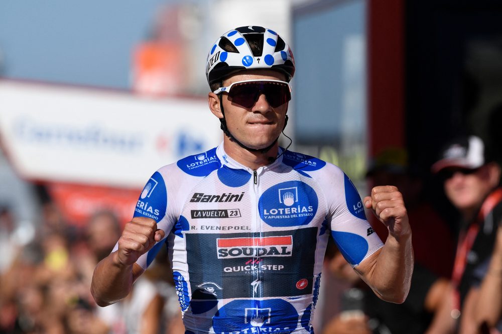 Remco Evenepoel feiert seinen Etappensieg (Bild Miguel Riopa/AFP)