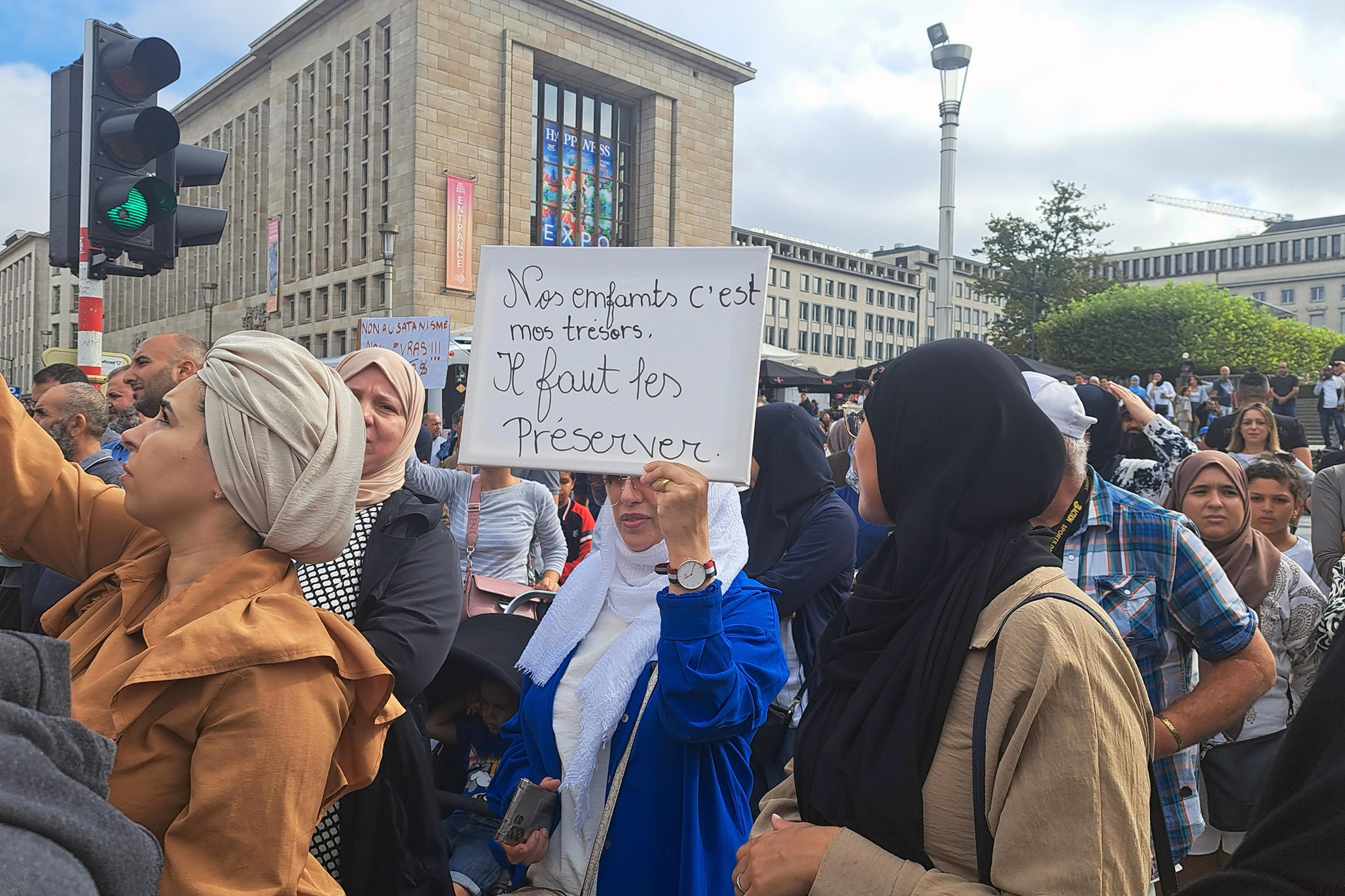 Menschen versammeln sich am Sonntag zu einer Protestaktion gegen die erwartete Verabschiedung des Evras-Dekrets (L'éducation a la vie relationnelle, affective et sexuelle) (Bild: Timon Ramboer/Belga)