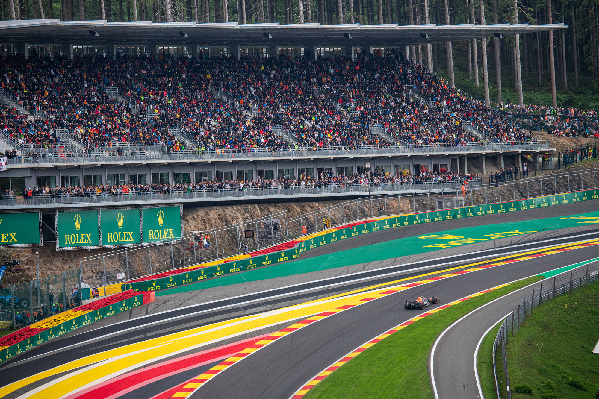 Die große Zuschauertribüne am Raidillon beim Formel-1-Rennen in Spa-Francorchamps 2023