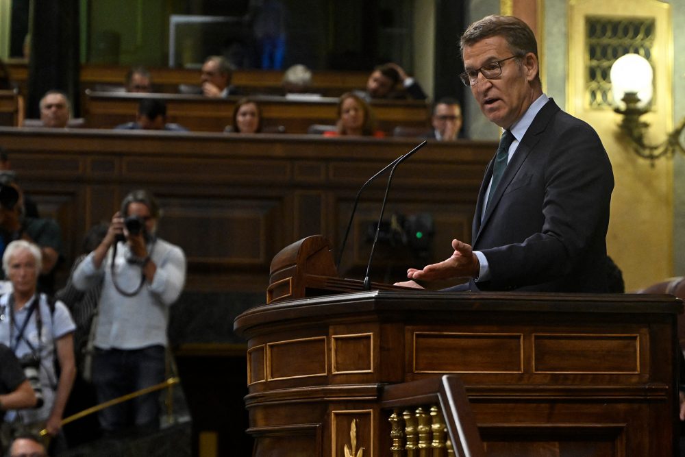 Oppositionsführer Núñez Feijóo im Parlament in Madrid (Bild: Javier Soriano/AFP)