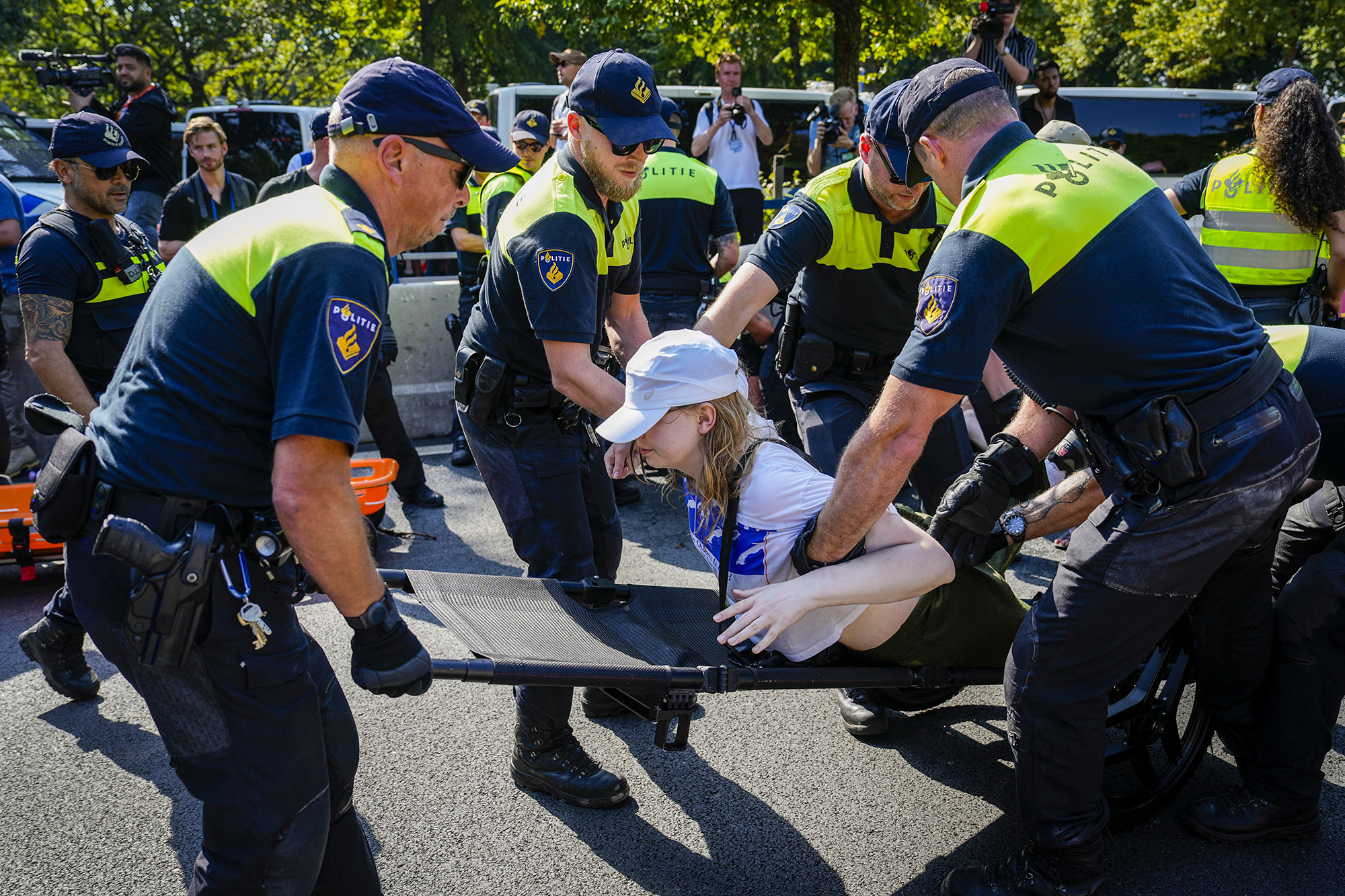 Polizei nimmt Klimaaktivisten in Den Haag fest (Bild: Phil Nijhuis/AFP)