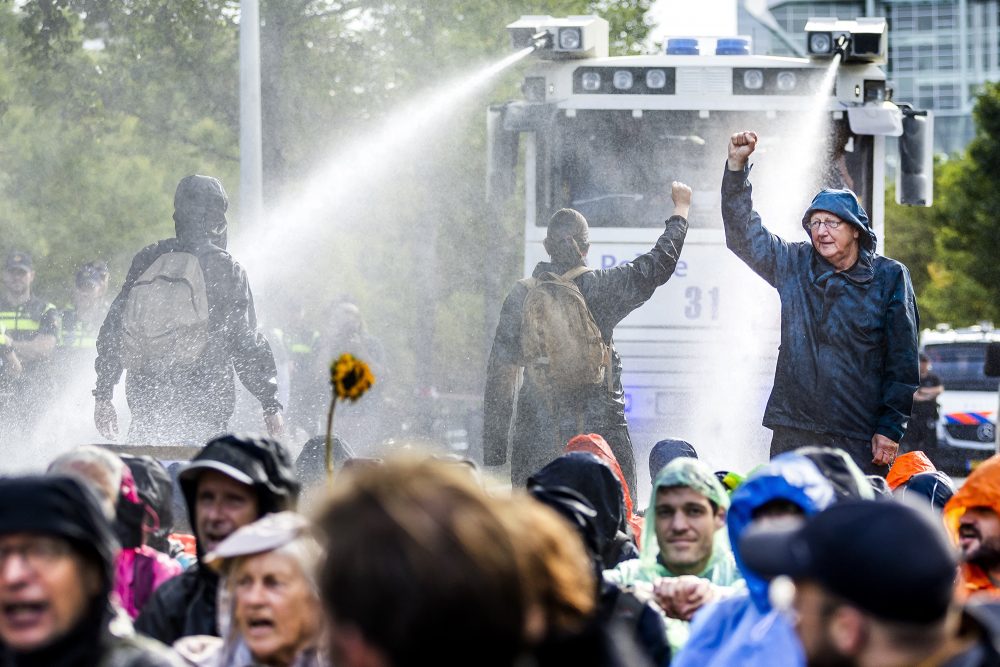 Klimaaktivisten blockieren Autobahn in Den Haag (Bild: Remko de Waal/AFP)