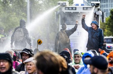 Klimaaktivisten blockieren Autobahn in Den Haag (Bild: Remko de Waal/AFP)