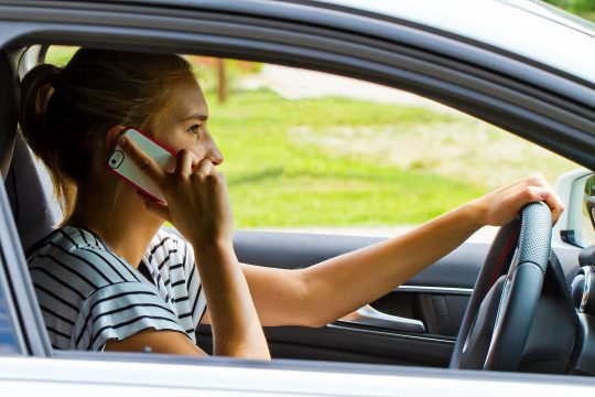 Telefonieren währen des Autofahrens (Illustrationsbild: © Jürgen Fälchle/PantherMedia)