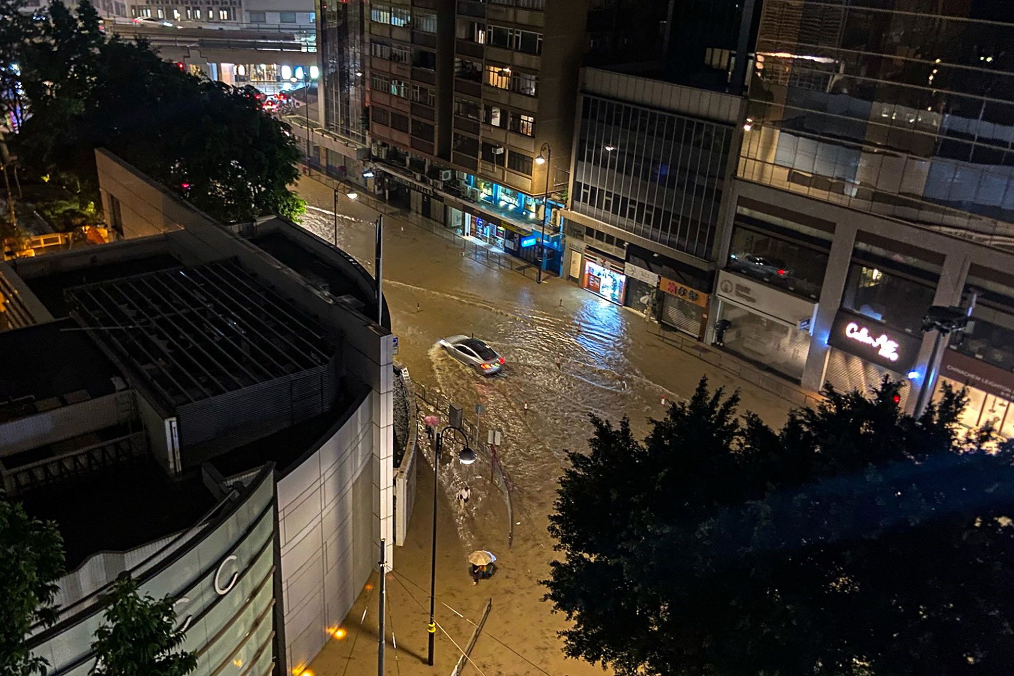 Überflutete Straße in Hongkong