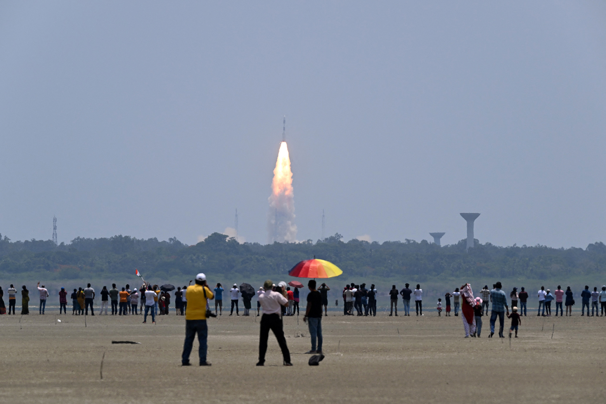 inder beobachten den Start des Forschungssatelliten (Bild: R. Satish Babu/AFP)