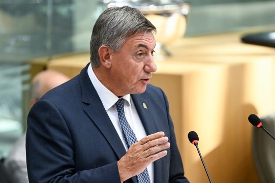 Jan Jambon am Montag bei seiner Regierungserklärung im flämischen Parlament (Bild: Dirk Waem/Belga)
