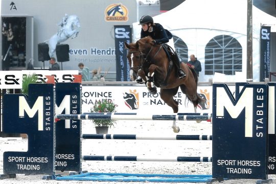 Jasmin Hick aus Nidrum geht mit AIKO G.Z. bei der WM für junge Springpferde an den Start (Bild: privat)