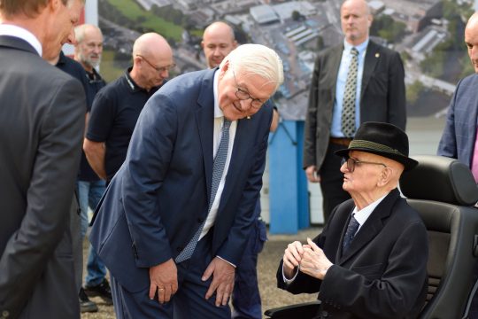 Bundespräsident Frank-Walter Steinmeier im Gespräch mit Ritter Alfred Bourseaux (Bild: Stephan Pesch/BRF)