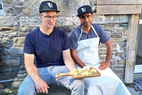 Tobias Boffenrath und "Praktikant" Ali Al Yousef in der Göhltaler Käserei (Bild: Gudrun Hunold/BRF)