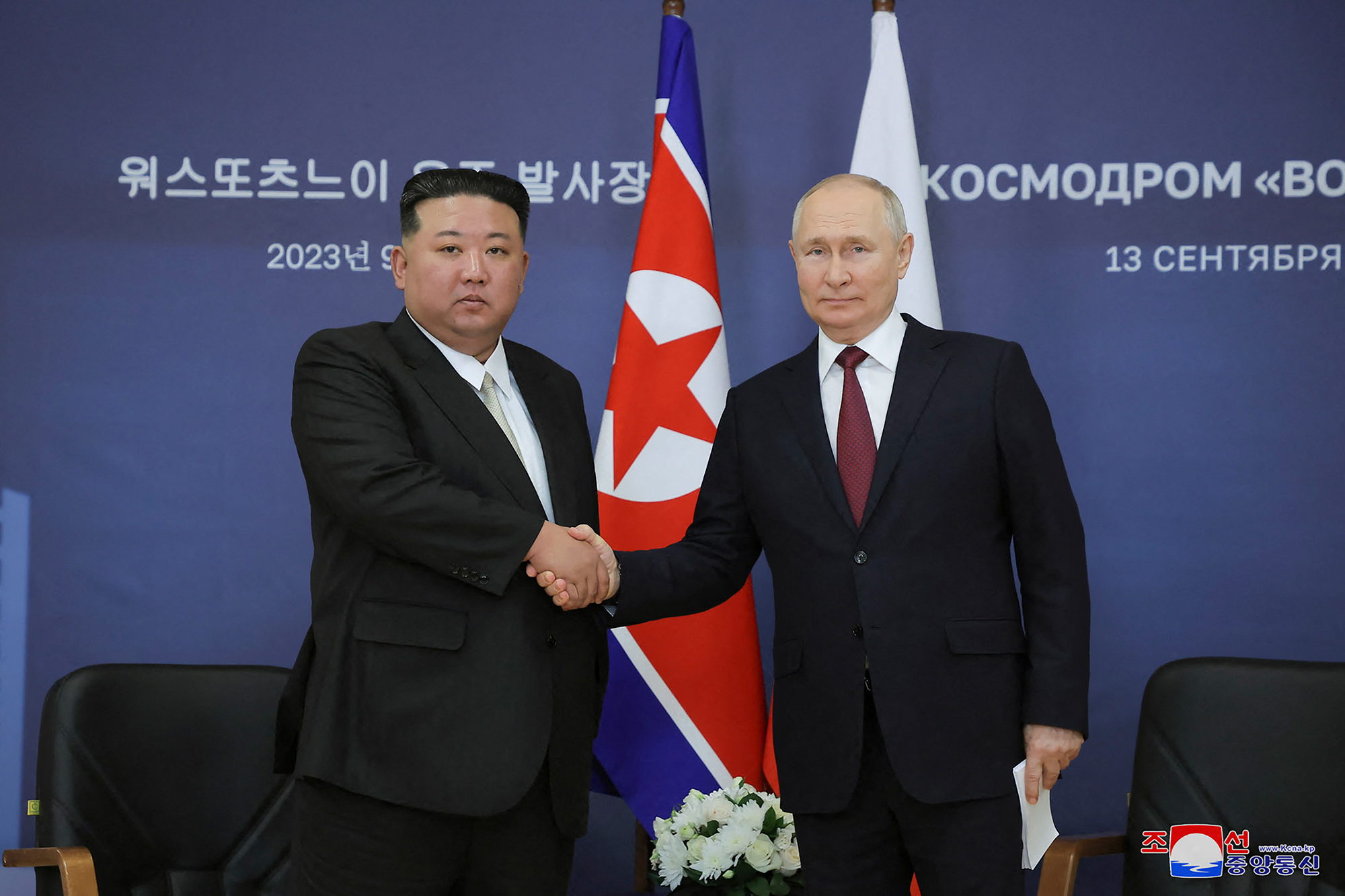 Nordkoreas Diktator Kim Jong Un (li.) und Kremlchef Wladimir Putin (Bild: STR/KCNA via KNS/AFP)