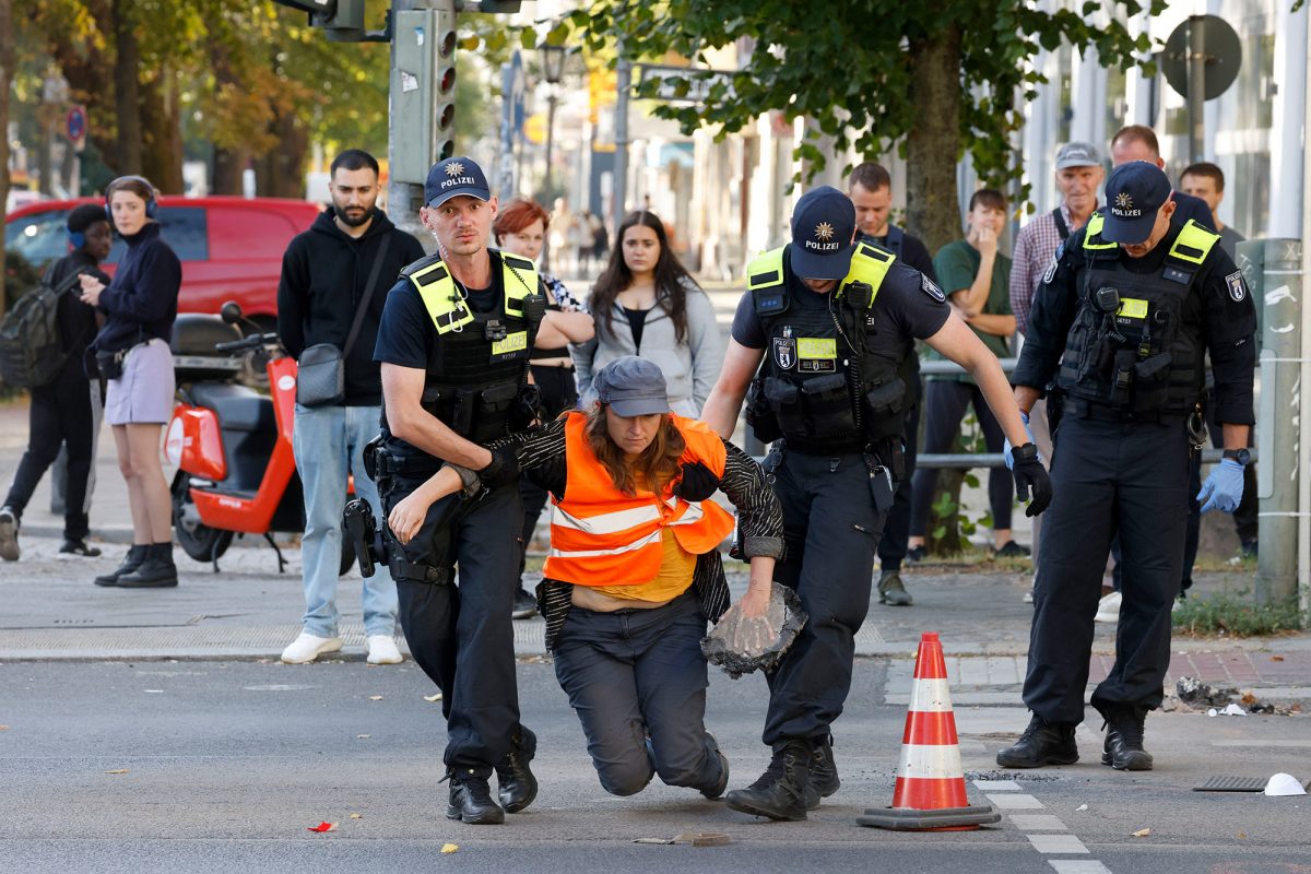 Klimaaktivisten Kleben Sich Auf Berlins Straßen Fest - BRF Nachrichten