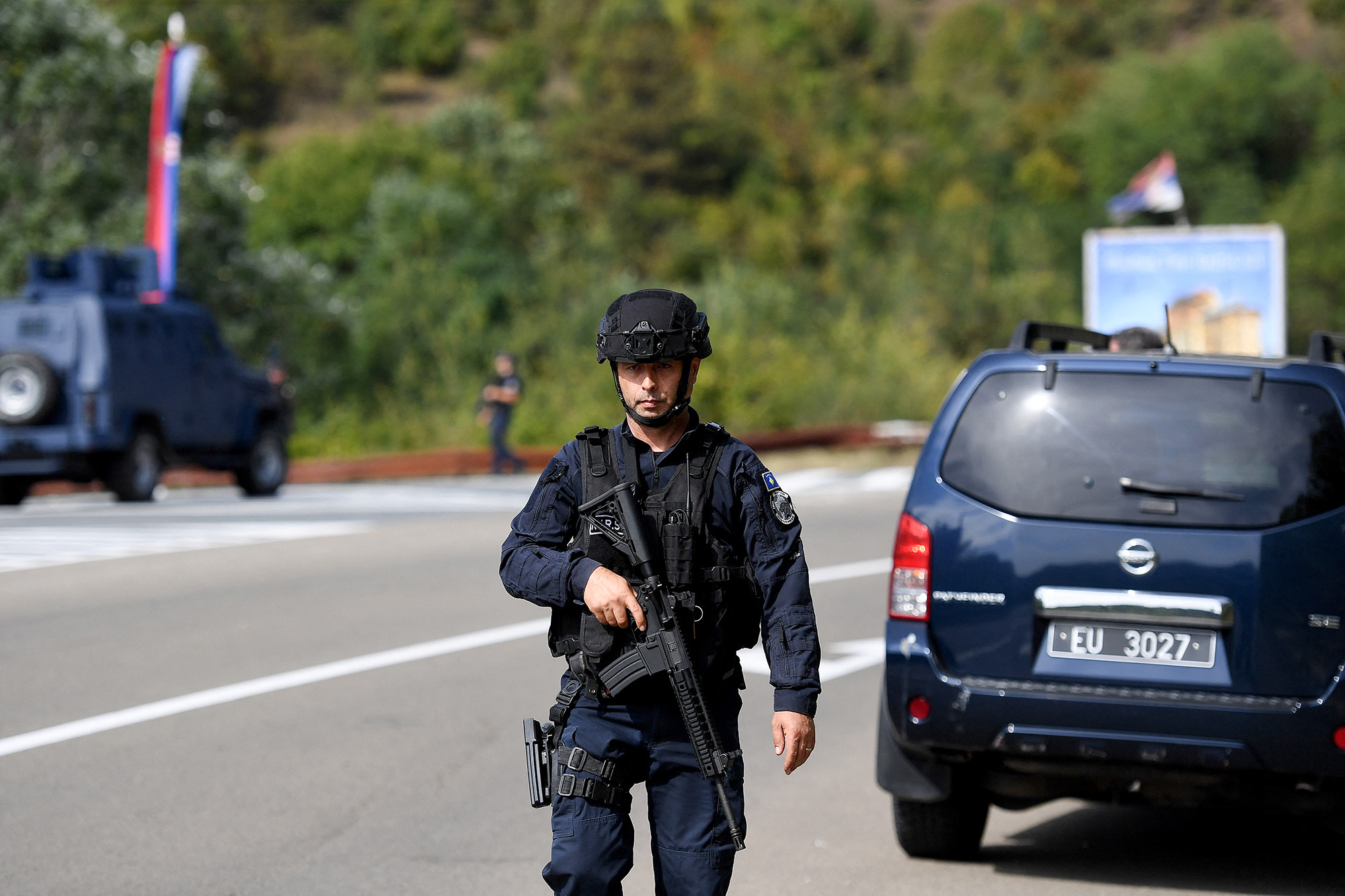 Kosovo-Polizist steht am Ortseingang von Banjska Wache (Bild: Stringer/AFP)