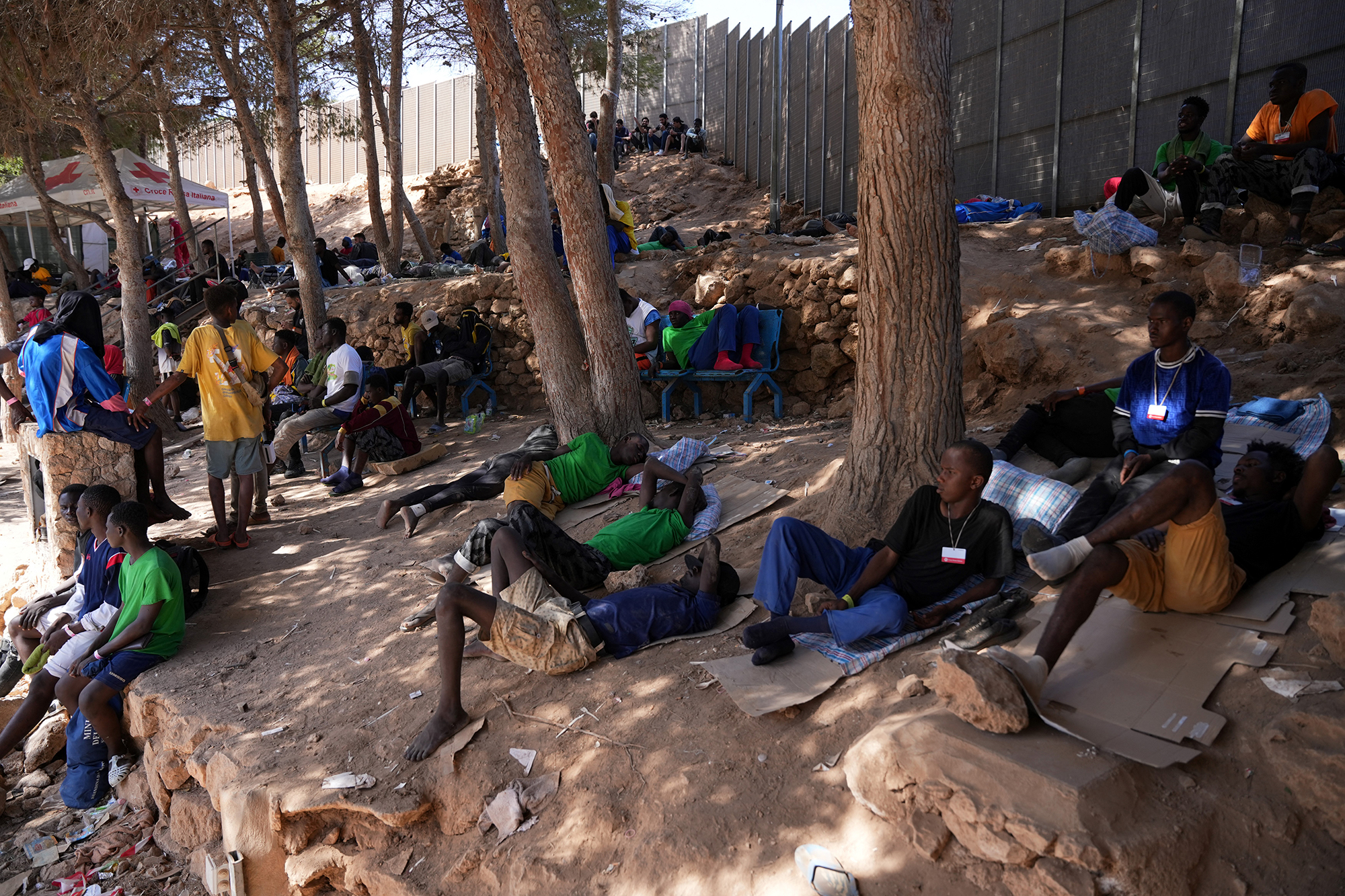 Migranten am Sonntag auf Lampedusa (Bild: Zakaria Abdelkafi/AFP)