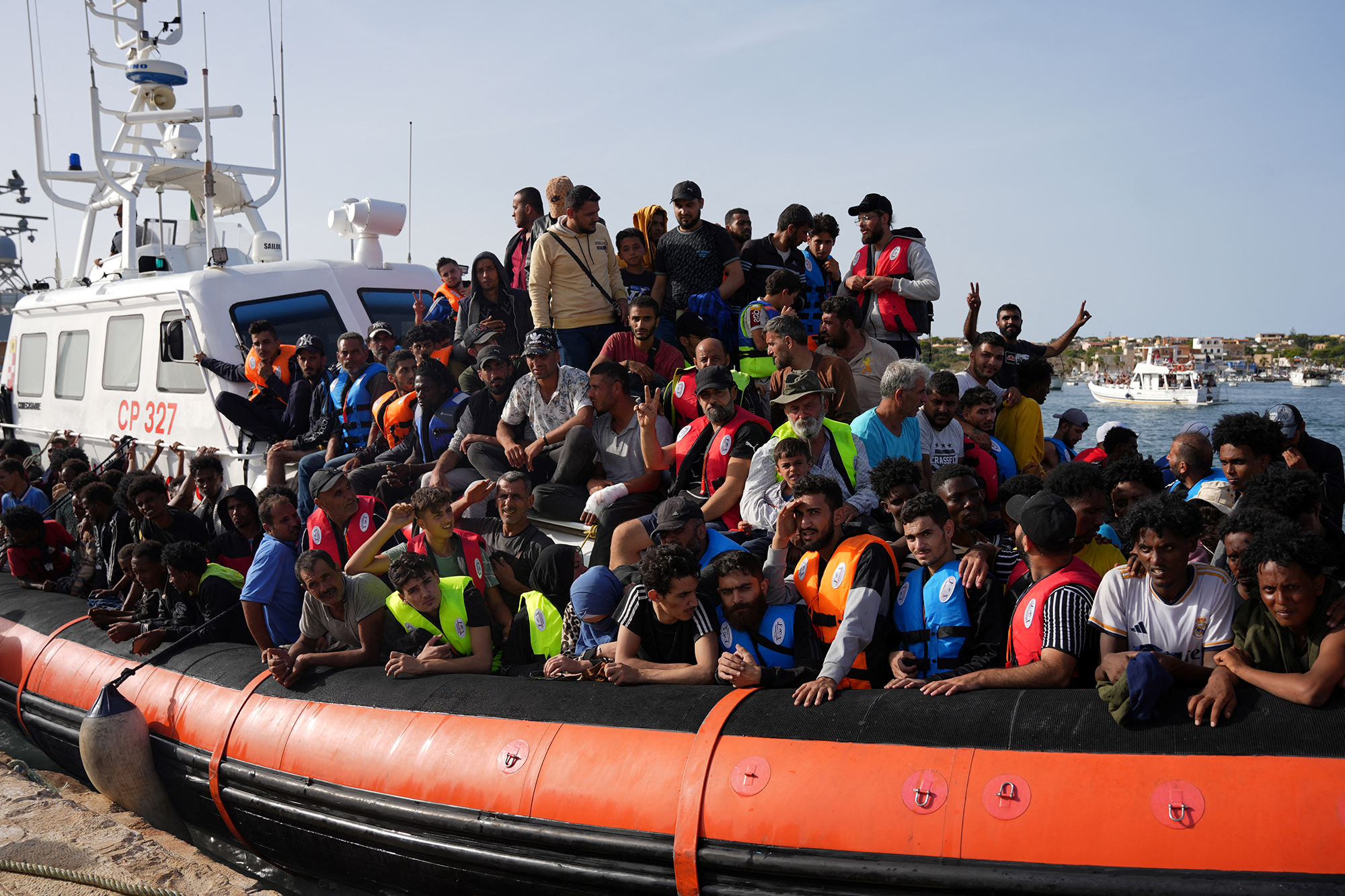Flüchtlinge bei ihrer Ankunft vor zwei Tagen auf der Insel Lampedusa (Bild: Zakaria Abdelkafi/AFP)