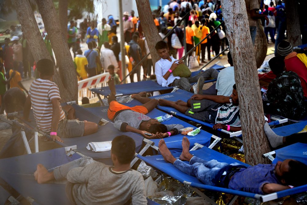 Migranten im Hafen der italienischen Insel Lampedusa (Bild: Zakaria Abdelkafi/AFP)