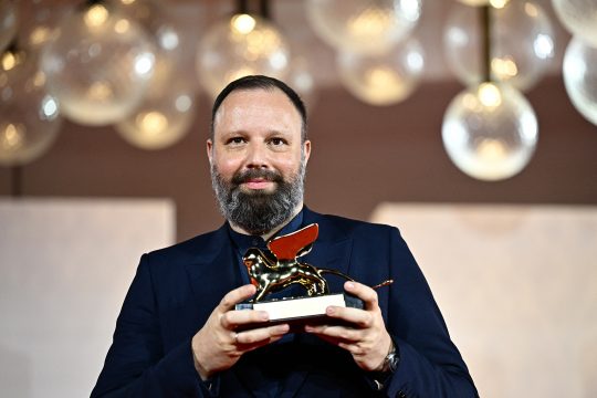 Yorgos Lanthimos mit dem Goldenen Löwen (Bild: Gabriel Bouys/AFP)