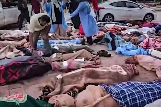 In der libyschen Stadt Darna versucht ein Mann, Leichen zu identifizieren (Bild: AFP PHOTO / HO / AL-MASAR TV)