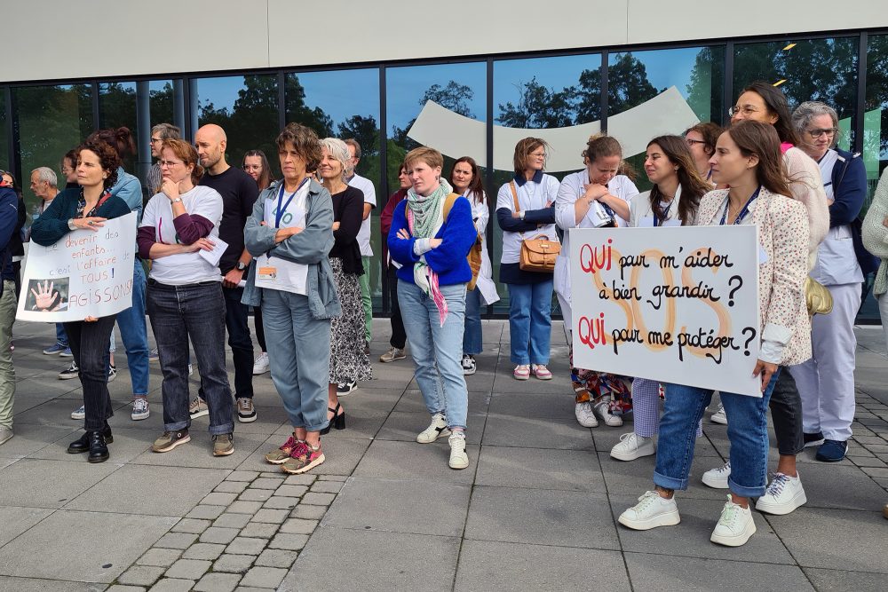 Das Kollektiv "En Famille" bei der Demonstration vor dem MontLegia-Krankenhaus in Lüttich (Bild: Jessica Defgnee/Belga)