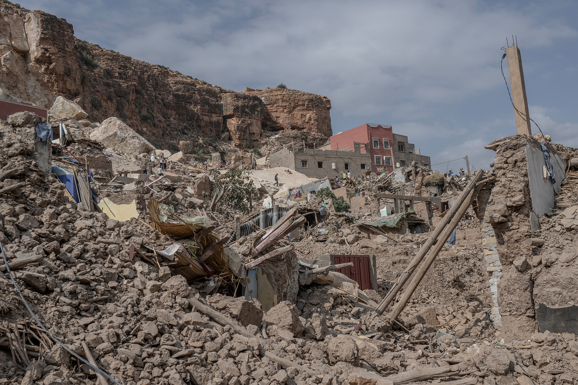 Trümmer zerstörter Häuser in dem Dorf Imi N'Tala in der Nähe von Amizmiz (Bild: Bulent Kilic/AFP)